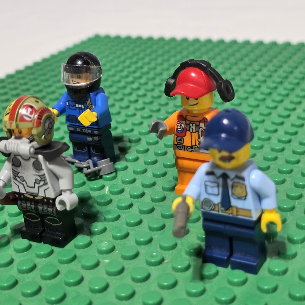 LEGO Minifigures Lot of 6 w/ Accessories Police Officer & More - Picture 7 of 11